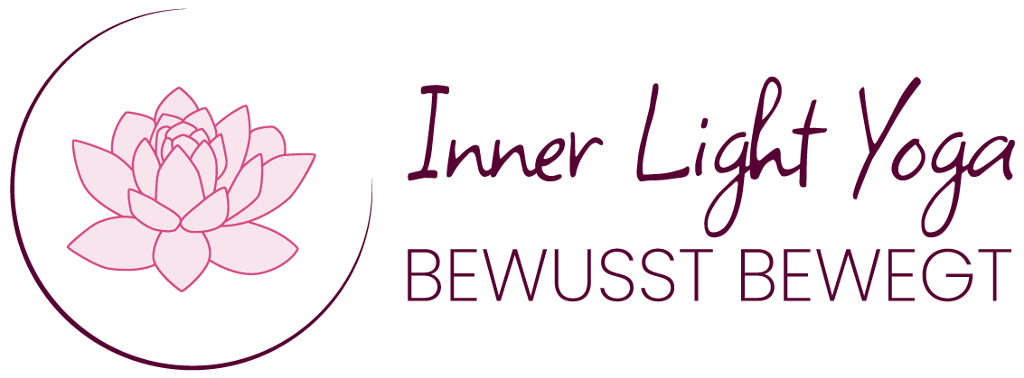 Das Inner Light Yoga in der horizontalen Variante. Links die Bildmarke zu sehen. Lotosblumen umrandet von einem 3/4 Kreis, welcher rechts oben geöffnet ist. Links: oben: Inner Light Yoga, unten: Bewusste bewegt. In dunkelrot. Die Lotosblumen ist rosa.
